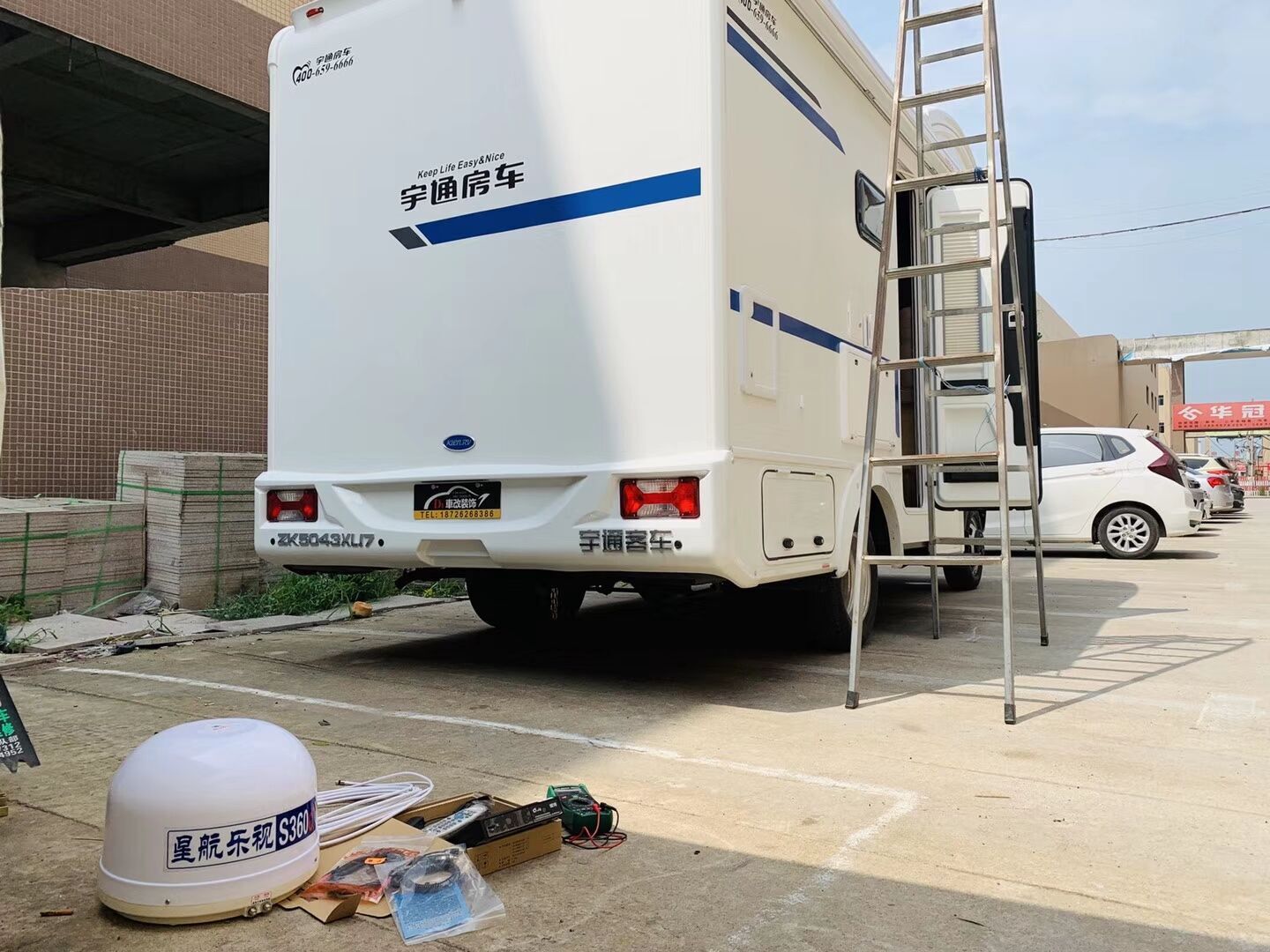 凯伦宾威房车安装车载卫星电视！安装三孔位拖车杠！(图1)