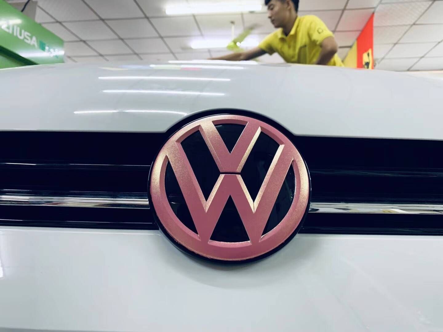 大众高尔夫金莎粉局部改色，轮毂改色，车标改色(图3)