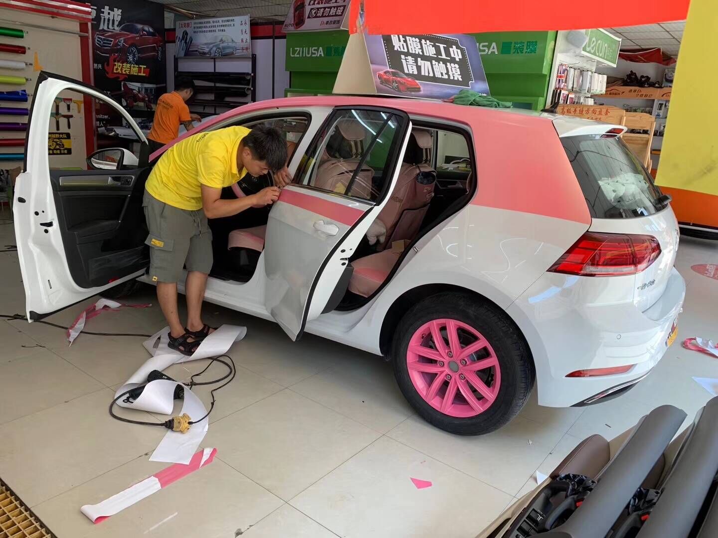 大众高尔夫金莎粉局部改色，轮毂改色，车标改色(图4)