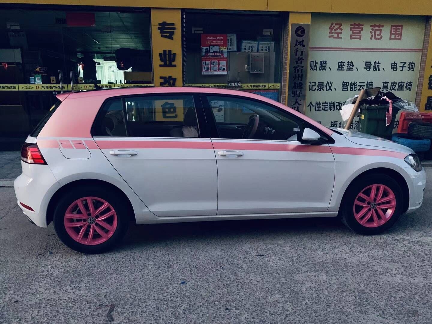 大众高尔夫金莎粉局部改色，轮毂改色，车标改色(图1)