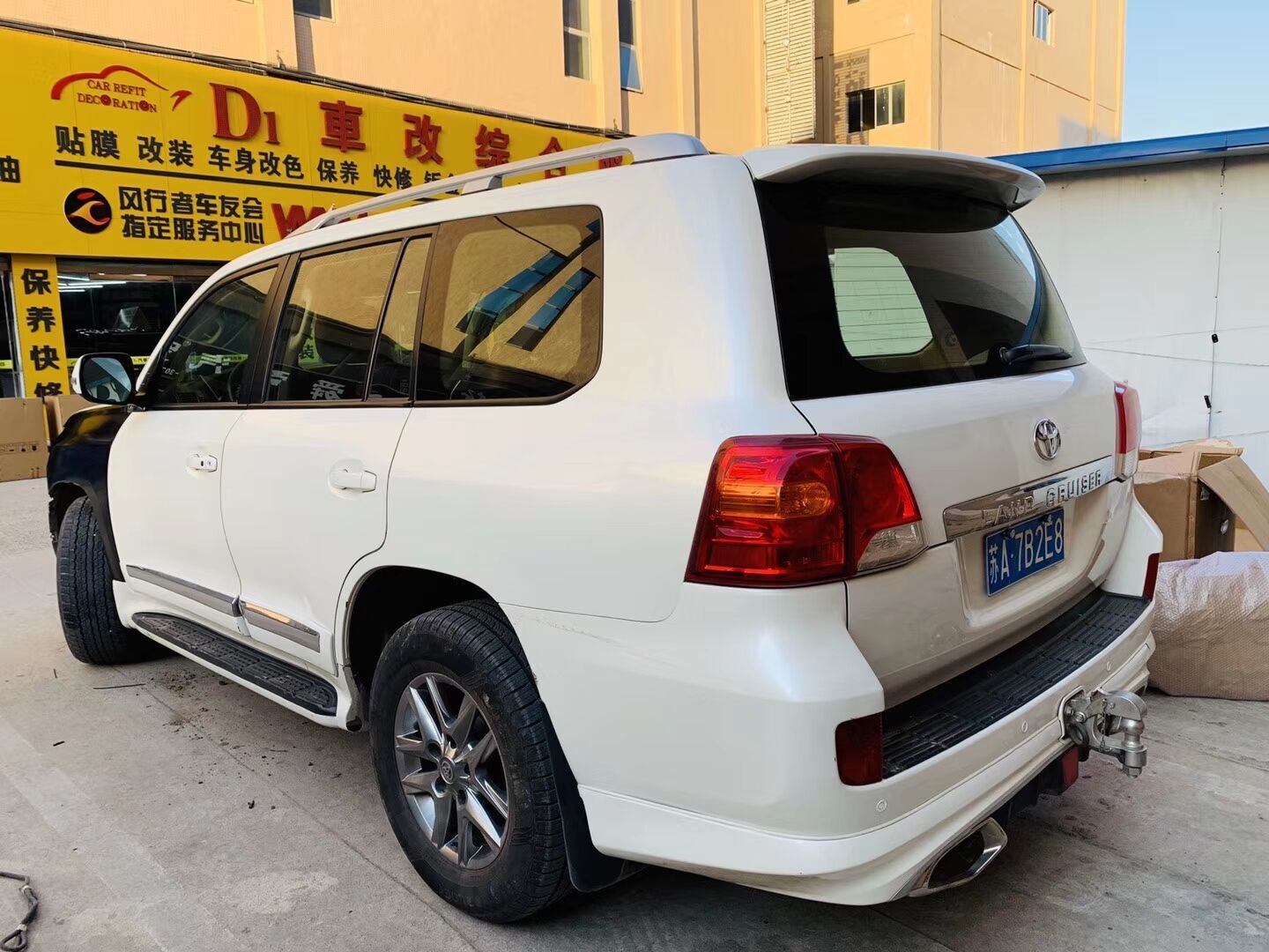 酷路泽车身改色…车衣裳彩鸟系列高亮黑施工完成！ (图6)