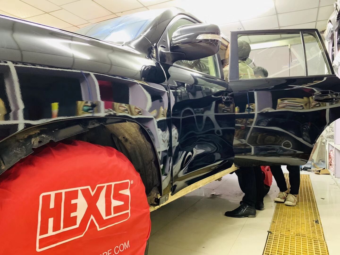 酷路泽车身改色…车衣裳彩鸟系列高亮黑施工完成！ (图4)