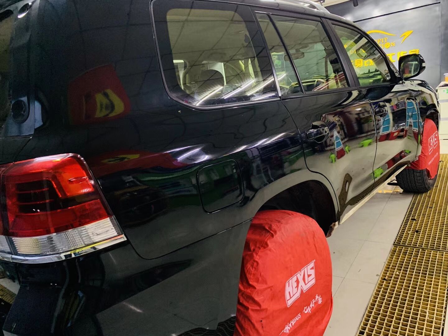 酷路泽车身改色…车衣裳彩鸟系列高亮黑施工完成！ (图2)