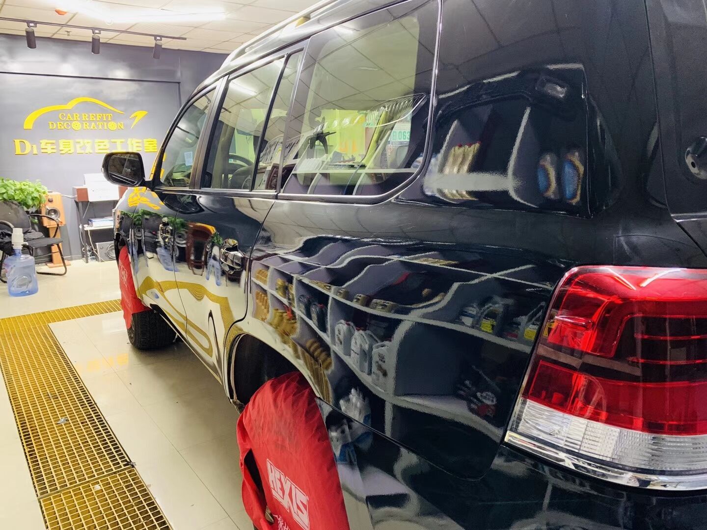 酷路泽车身改色…车衣裳彩鸟系列高亮黑施工完成！ (图1)