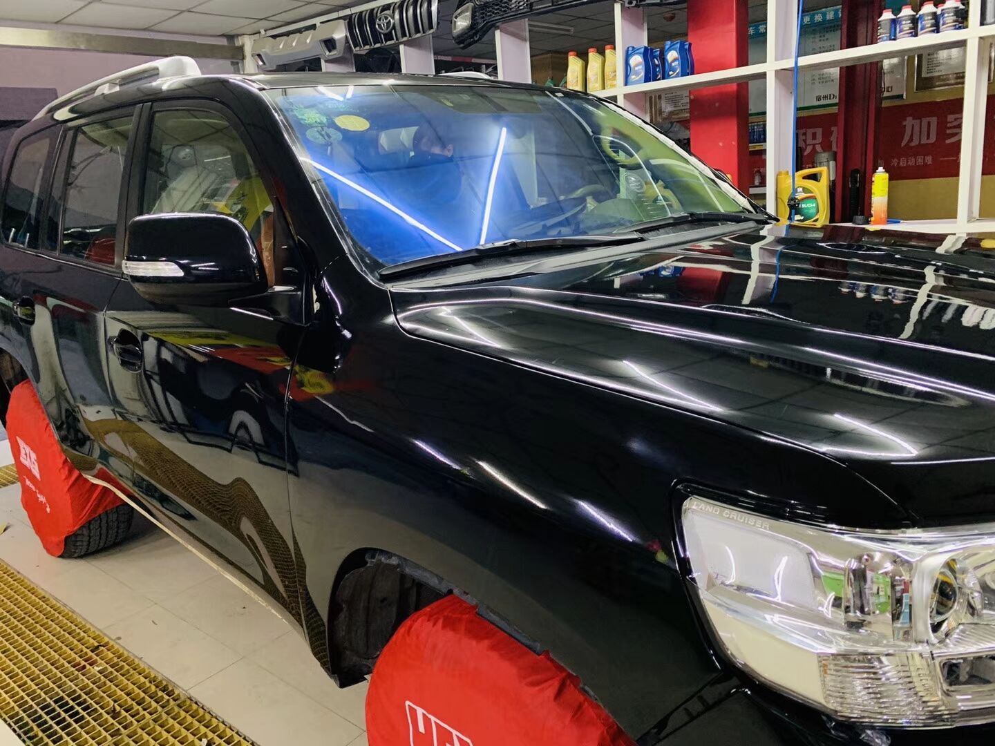 酷路泽车身改色…车衣裳彩鸟系列高亮黑施工完成！ (图3)