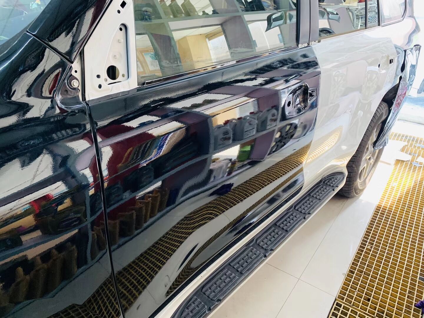 酷路泽车身改色…车衣裳彩鸟系列高亮黑施工完成！ (图5)