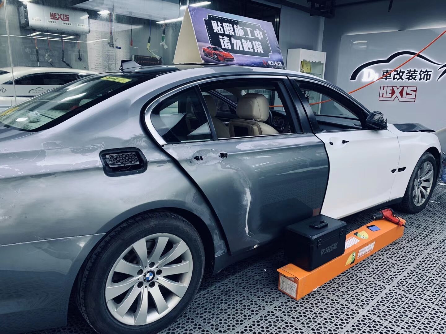 宝马7系：施工车衣裳彩鸟系列电光金属白，开工……(图4)