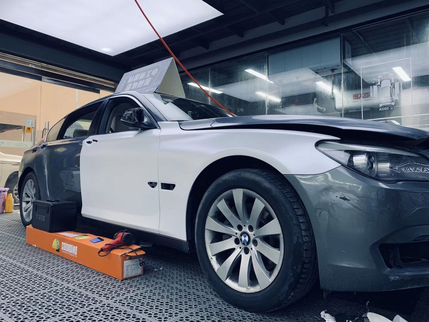 宝马7系：施工车衣裳彩鸟系列电光金属白，开工……(图2)