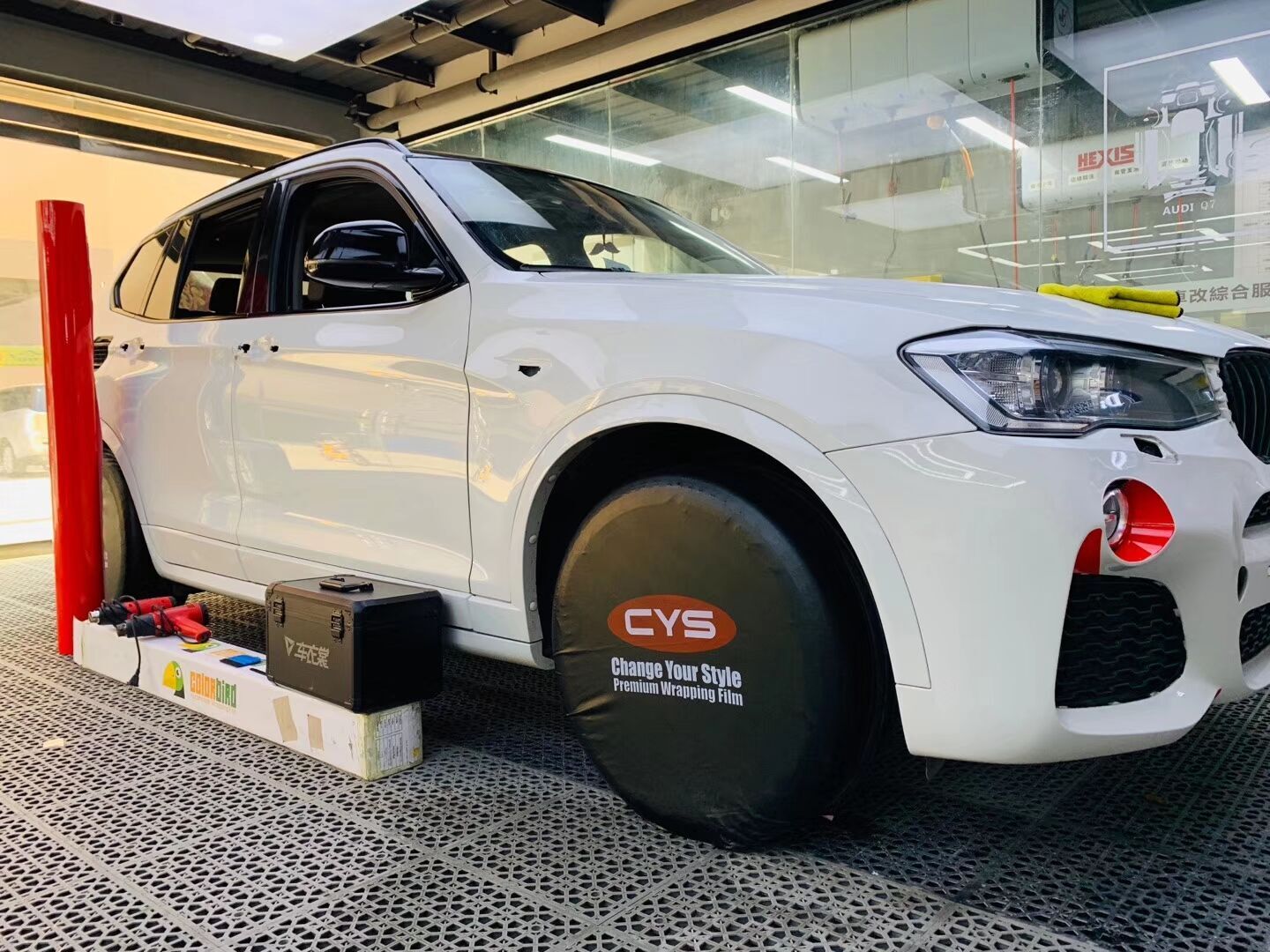 宝马X3改色，车衣裳彩鸟法拉利红施工开始……(图3)