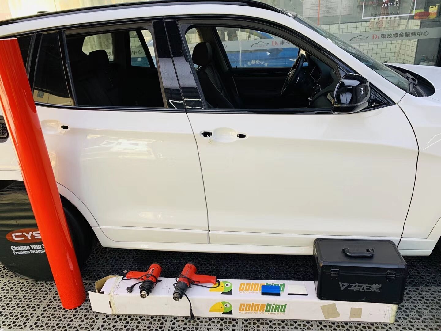 宝马X3改色，车衣裳彩鸟法拉利红施工开始……(图2)