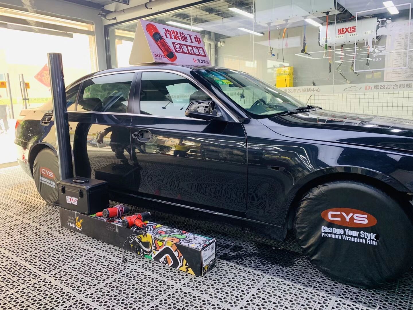 宝马5系车身改色，珠光黑施工开始……(图2)