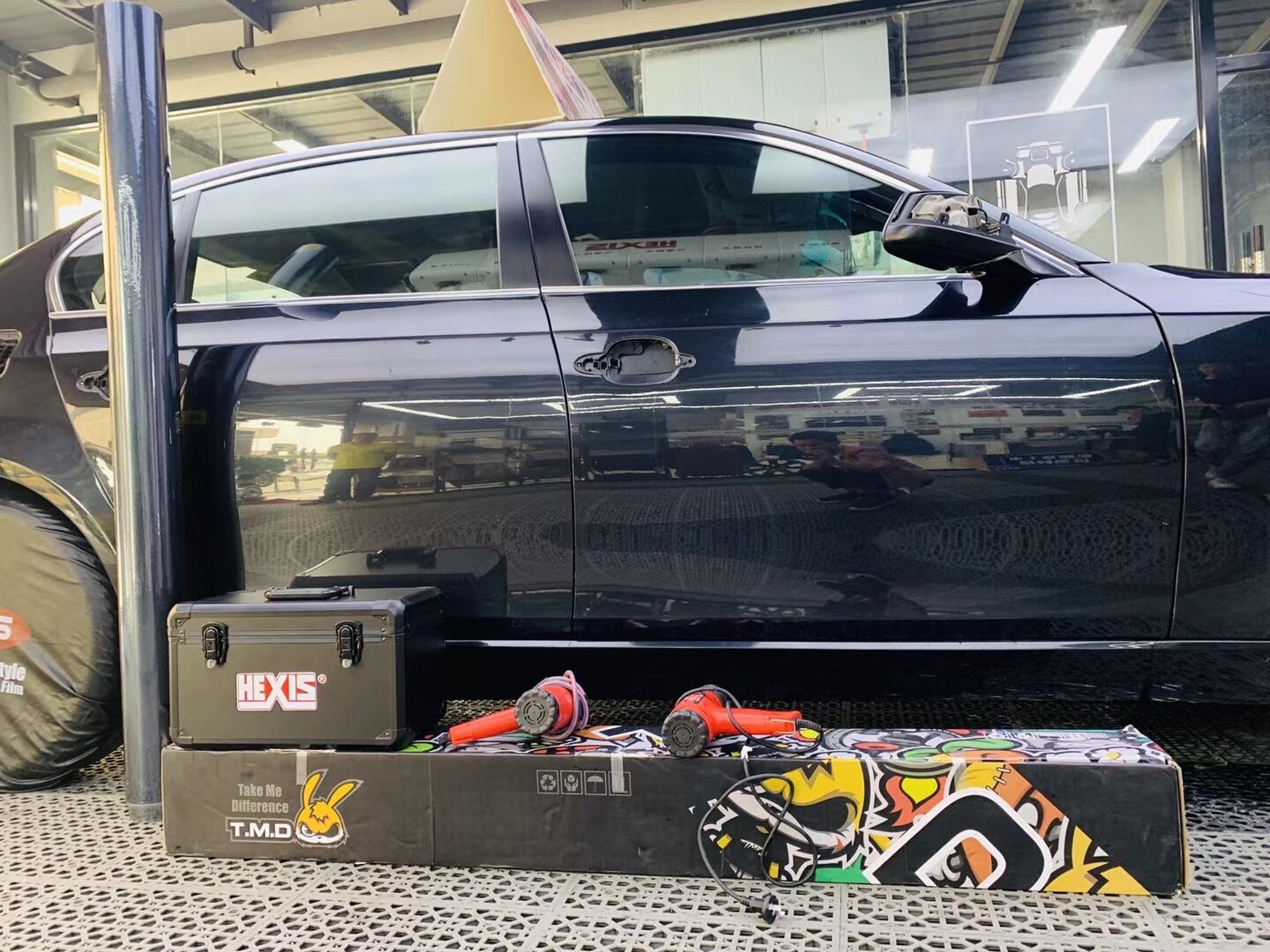 宝马5系车身改色，珠光黑施工开始……(图1)