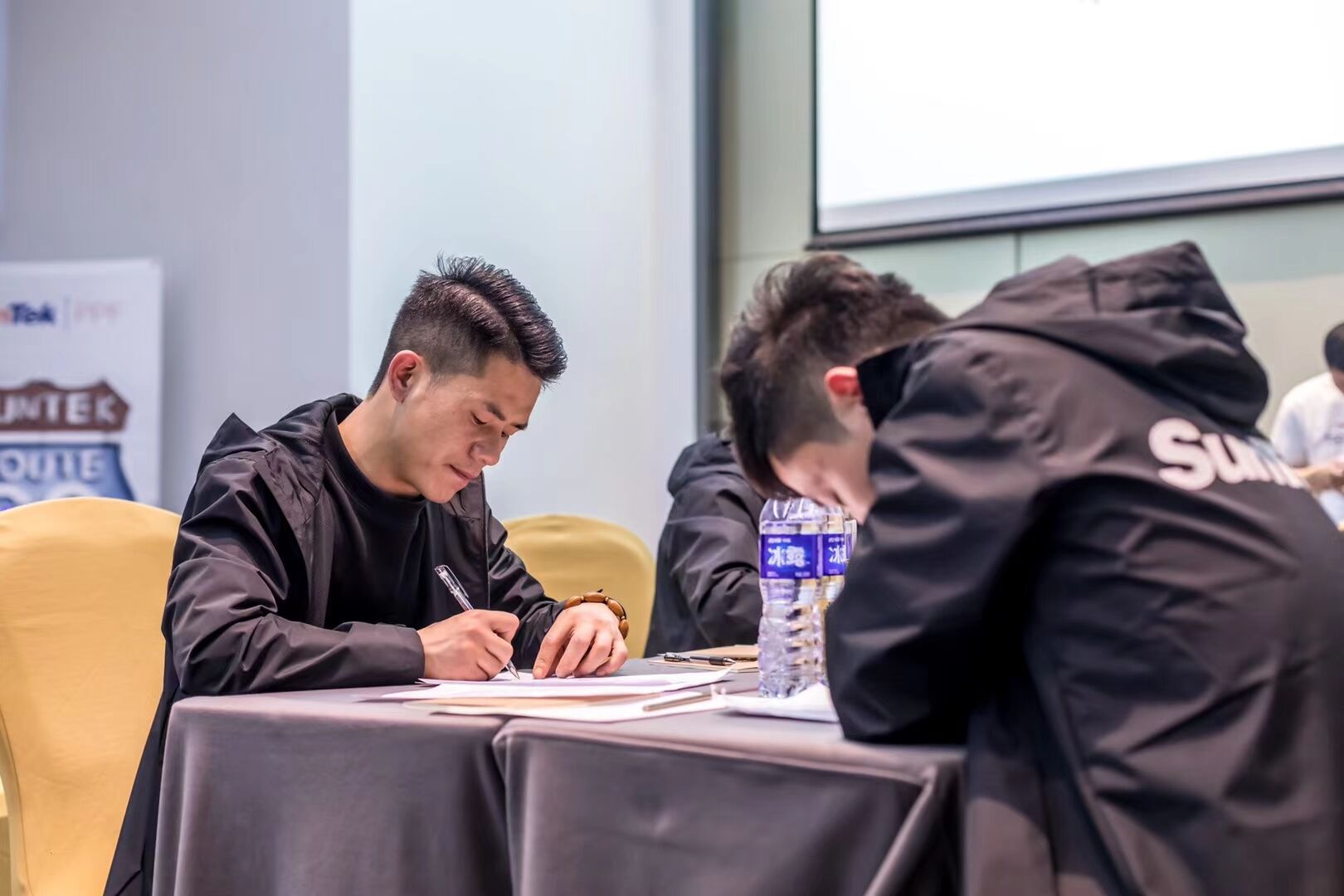 车衣，改色，太阳膜，贴膜就找宿州D1车改，专业专注！(图2)