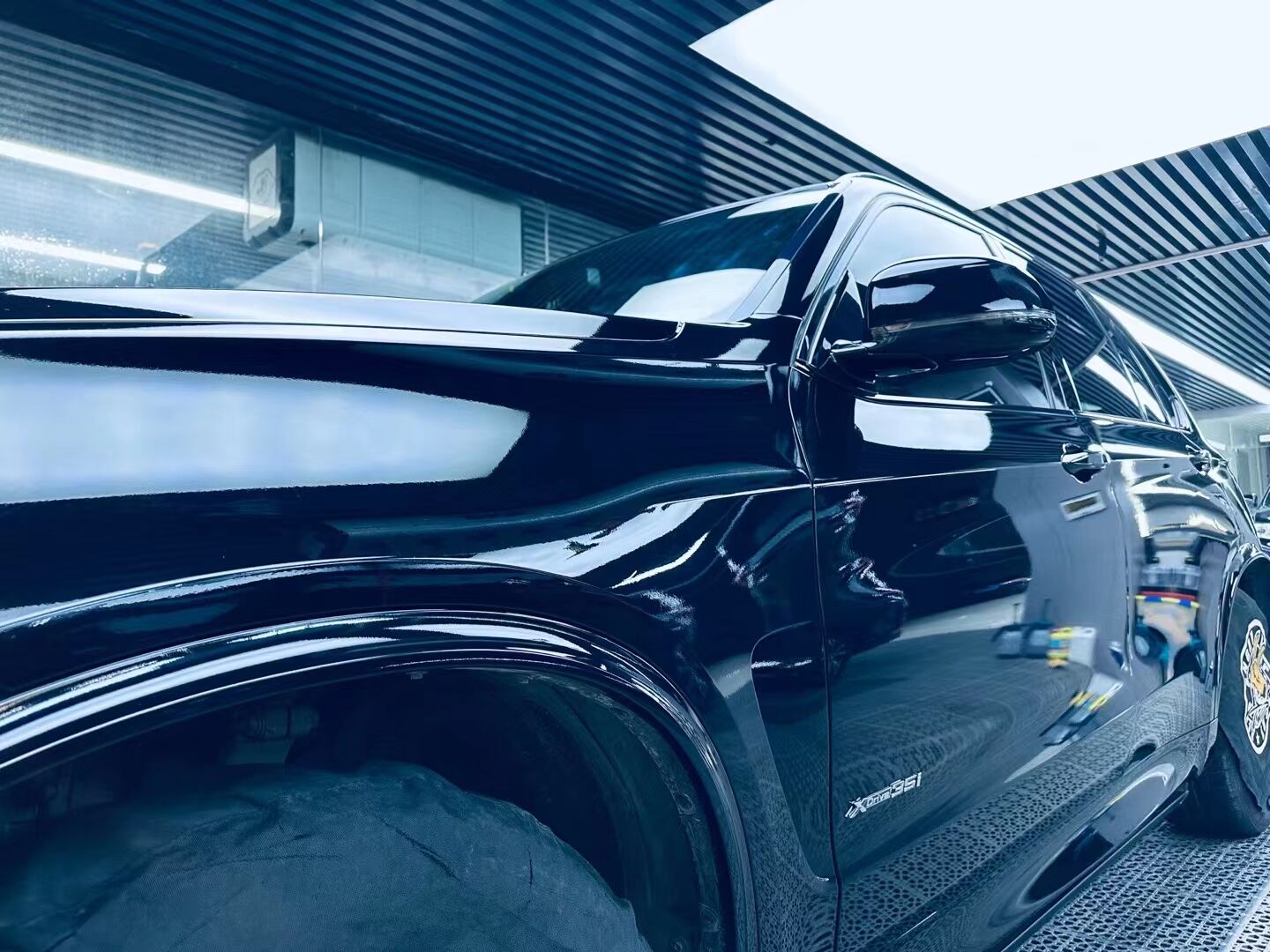 宝马X5改色钢琴黑完工……(图4)