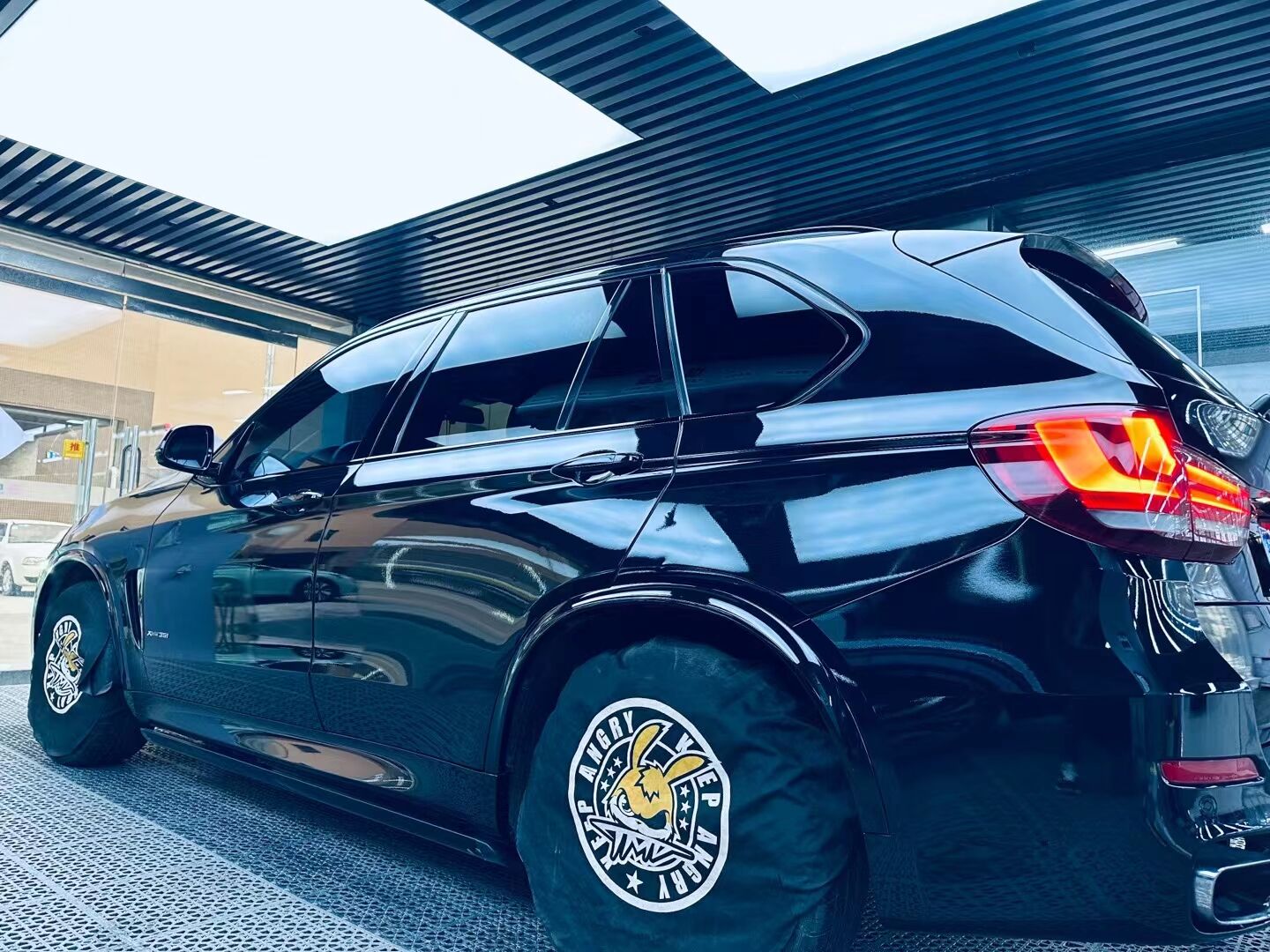 宝马X5改色钢琴黑完工……(图1)