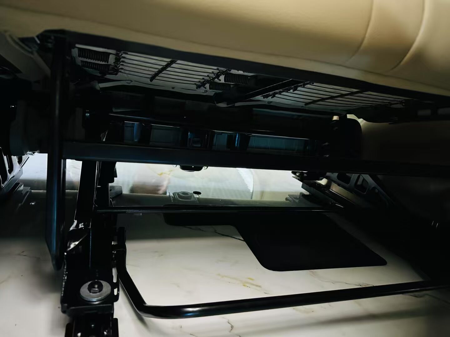 别克GL8改装完工(图1)