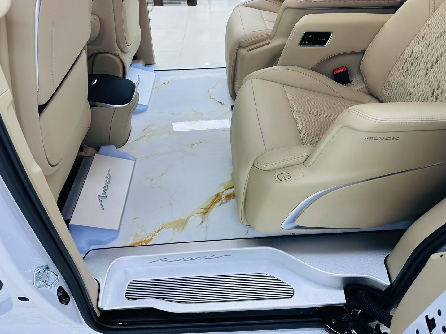 别克GL8改装完工(图6)