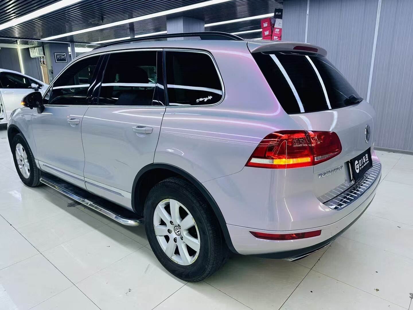 大众途锐改色梦幻火山灰，改装电动尾门，大屏+全景，顶棚翻毛皮(图4)