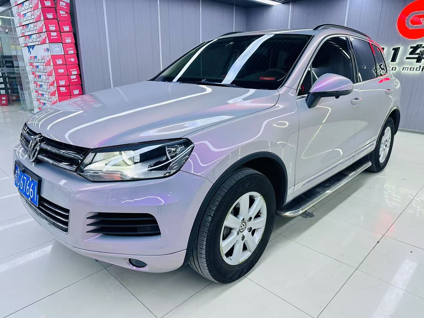 大众途锐改色梦幻火山灰，改装电动尾门，大屏+全景，顶棚翻毛皮(图6)