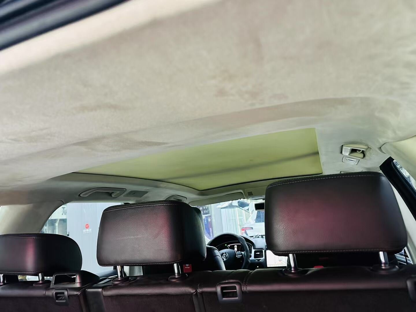 大众途锐改色梦幻火山灰，改装电动尾门，大屏+全景，顶棚翻毛皮(图2)