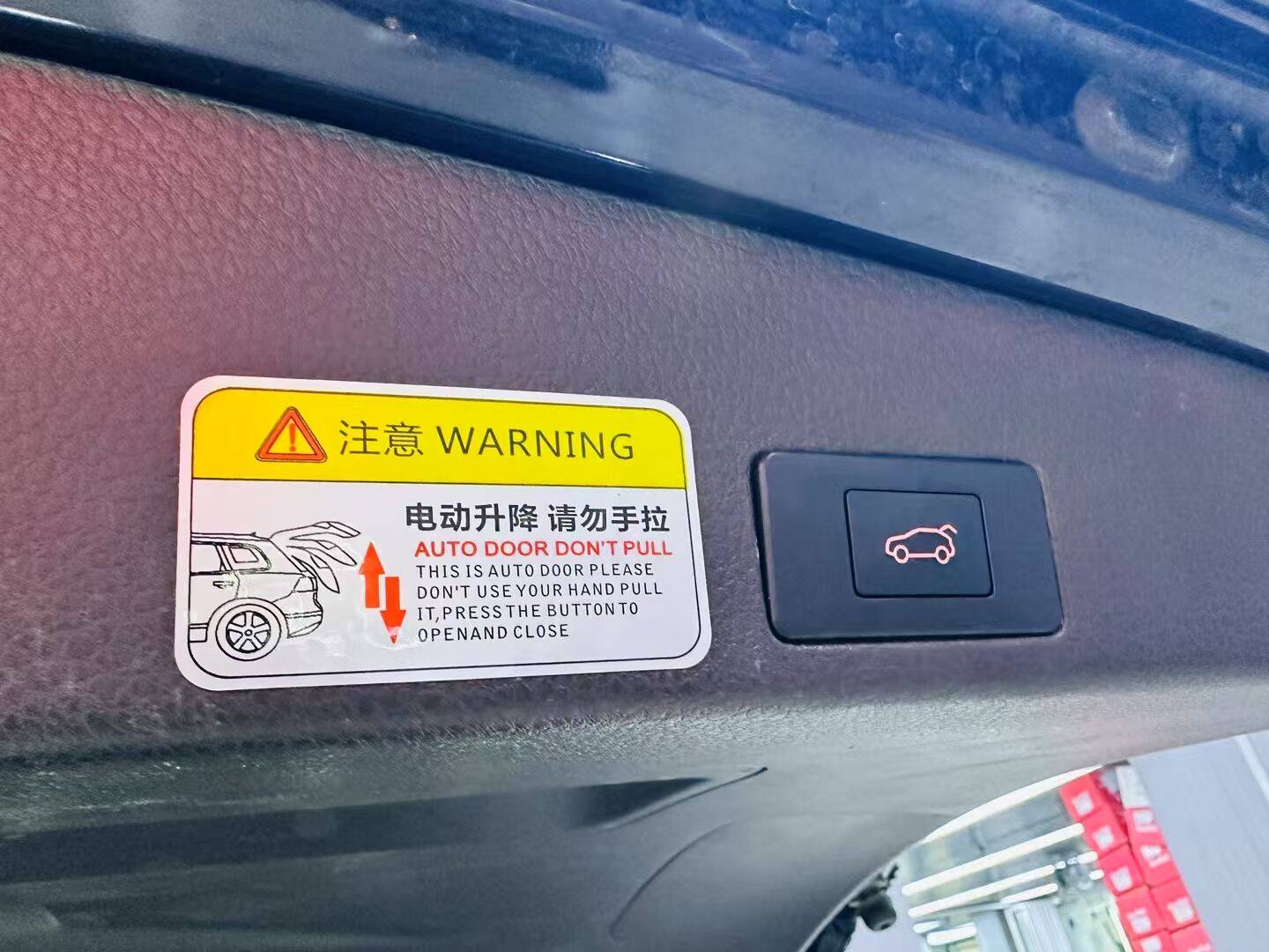 大众途锐改色梦幻火山灰，改装电动尾门，大屏+全景，顶棚翻毛皮(图3)