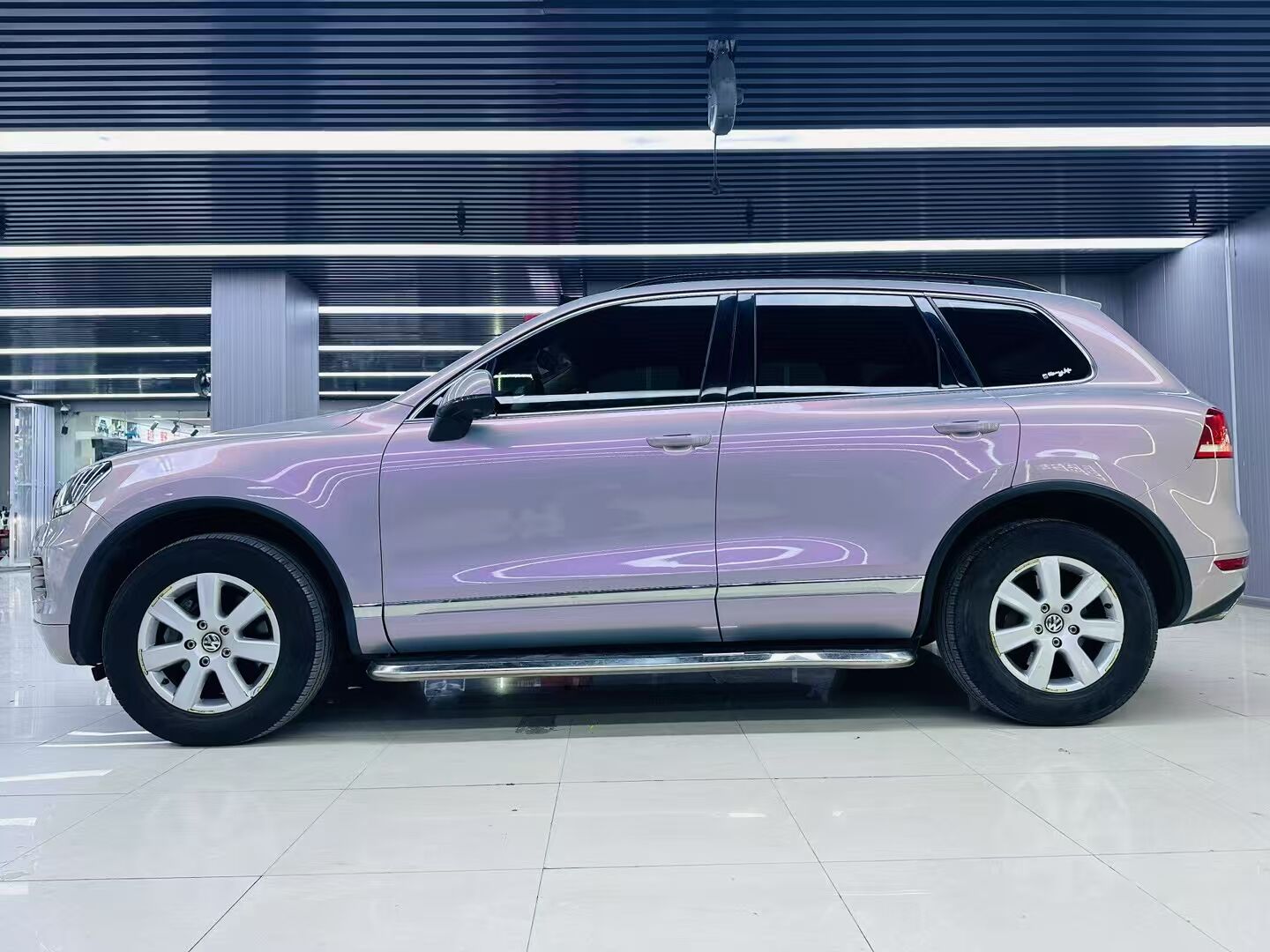 大众途锐改色梦幻火山灰，改装电动尾门，大屏+全景，顶棚翻毛皮(图5)