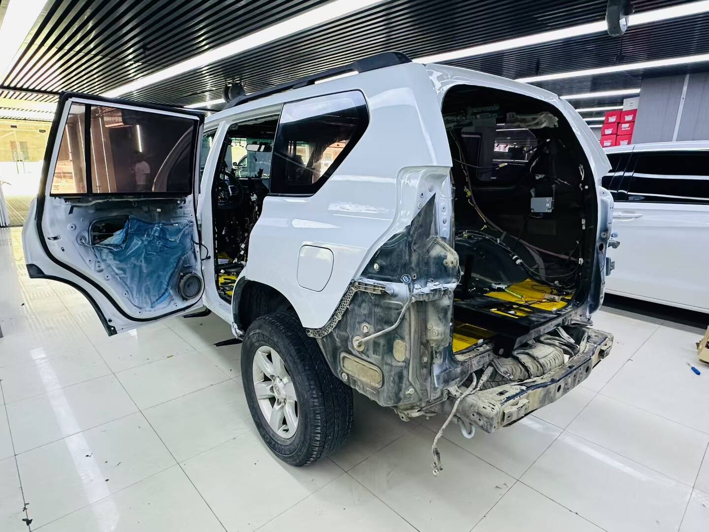 霸道内外老改新+全车翻新+后排改四座(图2)