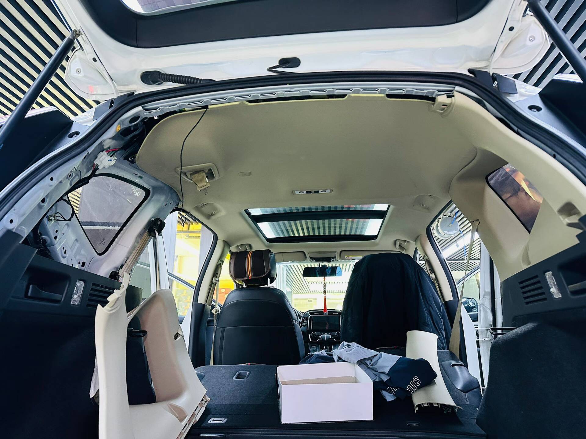 本田CRV顶棚天窗维修中……更换玻璃膜(图2)