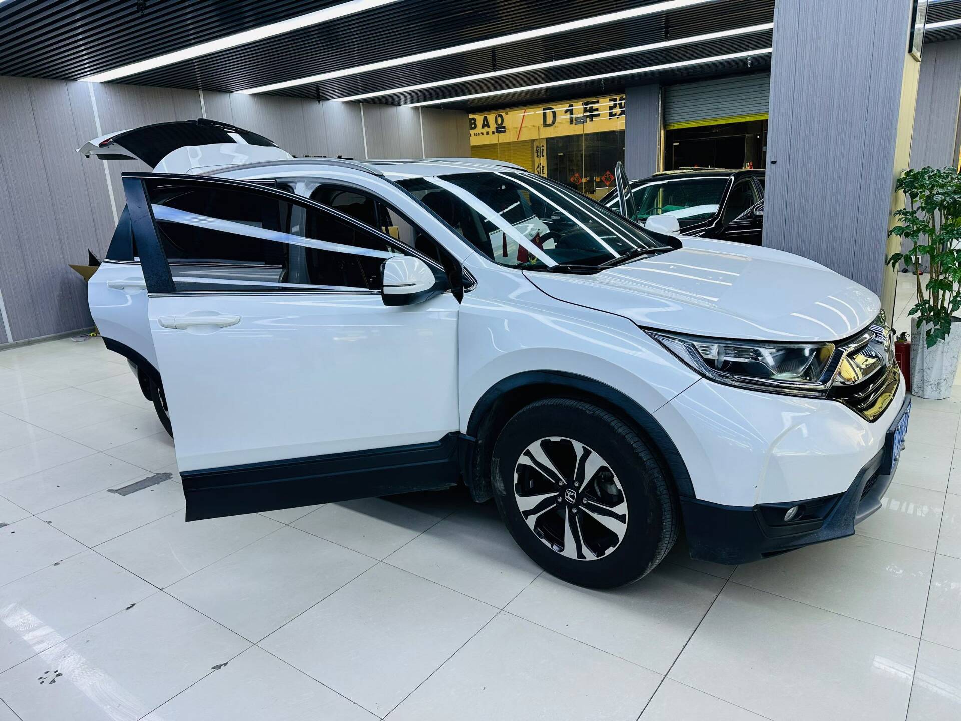 本田CRV顶棚天窗维修中……更换玻璃膜(图3)