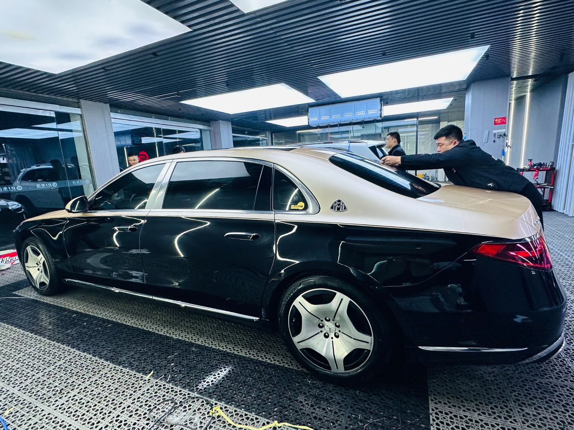 奔驰迈巴赫双拼色完工(图4)